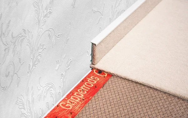 Плинтус для ковролина Korner Listwa 100 Белый 2,5м (50мм) в Нижневартовске