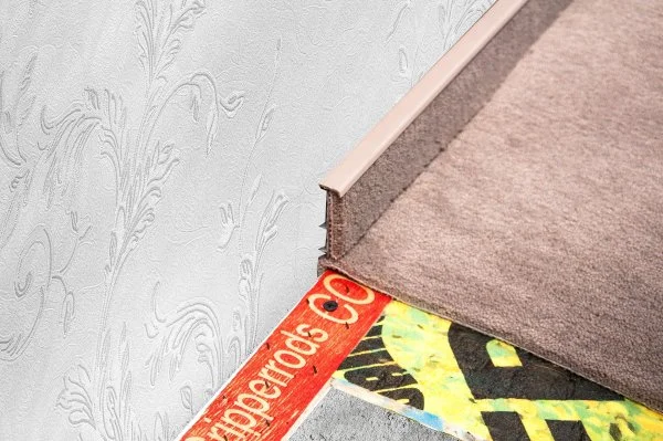 Плинтус для ковролина Korner Listwa 102 Беж 2,5м (50мм) в Нижневартовске